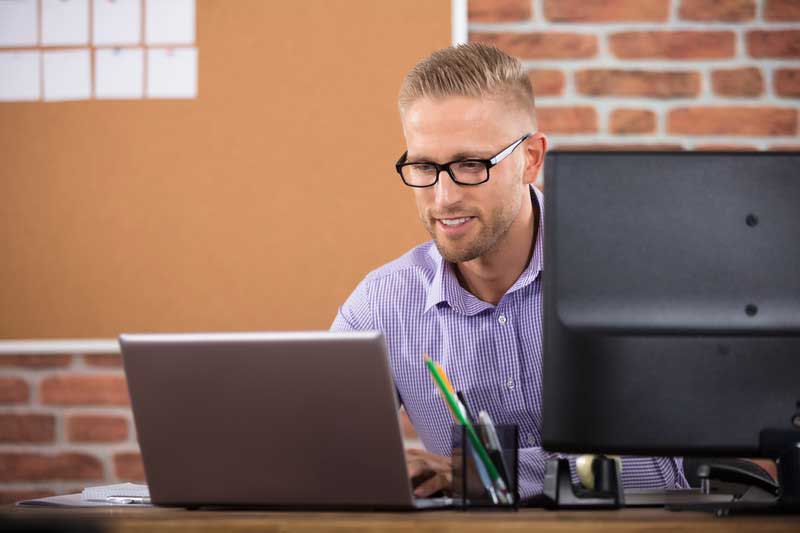 IT Administrator am Schreibtisch