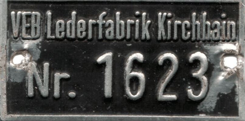 Blechschild mit alter Inventarnummer