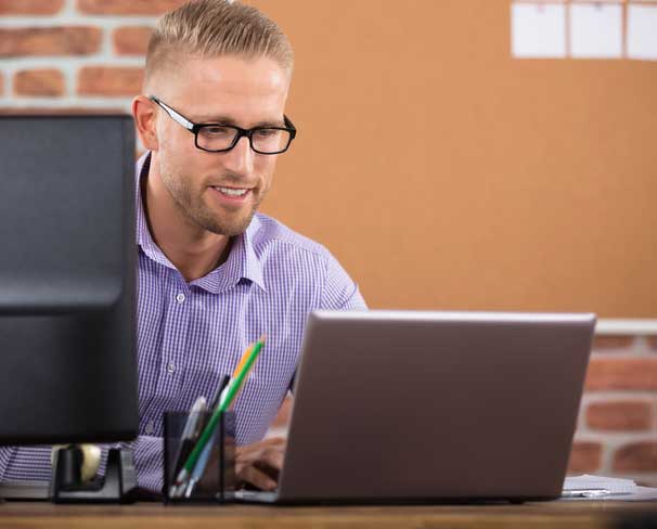 Zwei Männer testen Toolscontrol